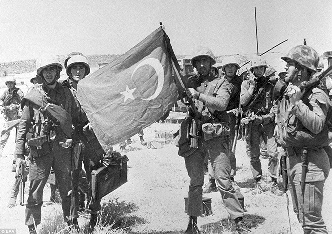 Η στιγμή που σταμάτησε ο χρόνος – 40 χρόνια από την τουρκική εισβολή στην Κύπρο