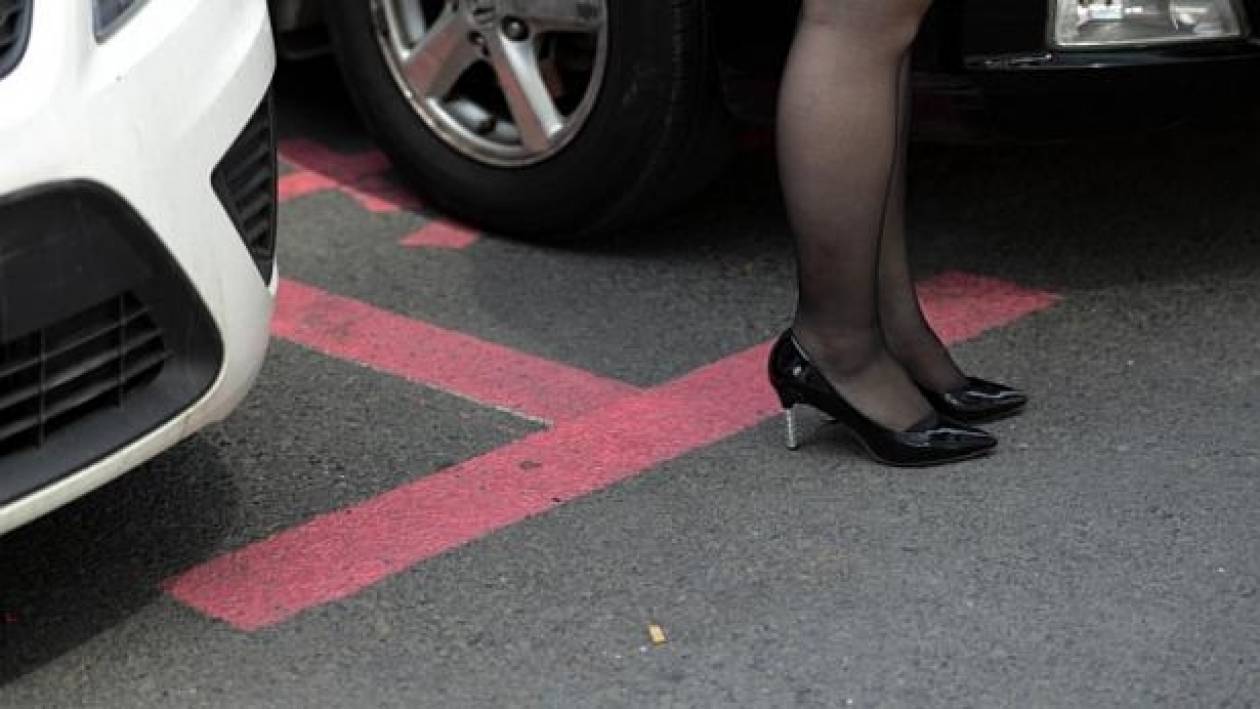 Οι θέσεις πάρκινγκ για γυναίκες είναι... ροζ και... μεγαλύτερες! (pics)