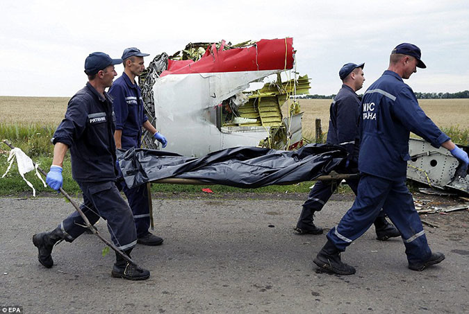 Μαλαισία αεροπλάνο: Σοροί φορτώθηκαν σε βαγόνια-ψυγεία τη νύχτα (photos)