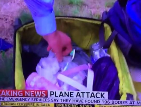 Μαλαισία αεροπλάνο: Δημοσιογράφος έβαλε… χέρι σε αποσκευή θύματος! (video+photos)