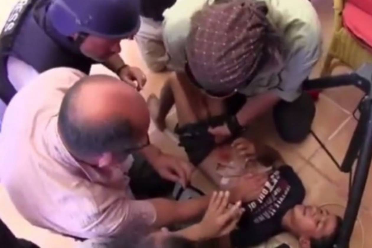 Γάζα: Δημοσιογράφος βοηθά τραυματισμένο παιδί (video+photos)