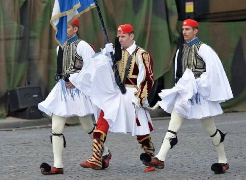 Εντυπωσίασαν οι Έλληνες Εύζωνες στη στρατιωτική παρέλαση της Γαλλίας (vid)