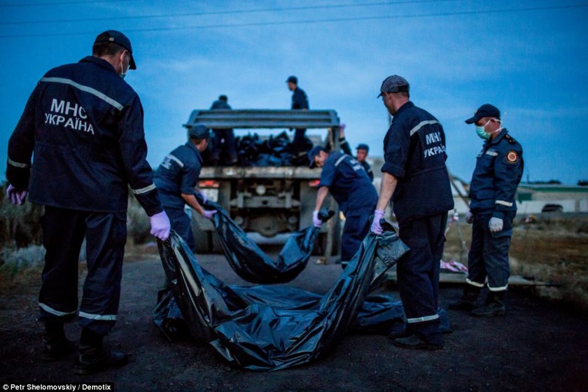 Ουκρανία: Εικόνες φρίκης από τον τόπο της αεροπορικής τραγωδίας