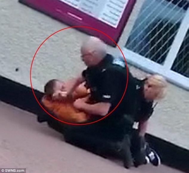 Βίαιος αστυνομικός χτυπά άντρα με μανία! (pics+video)