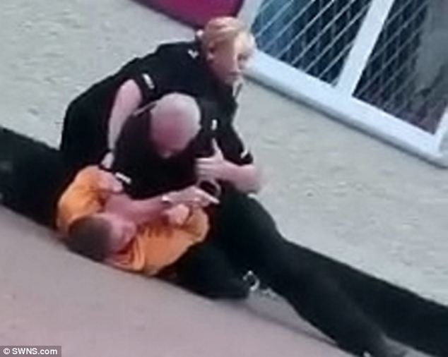 Βίαιος αστυνομικός χτυπά άντρα με μανία! (pics+video)