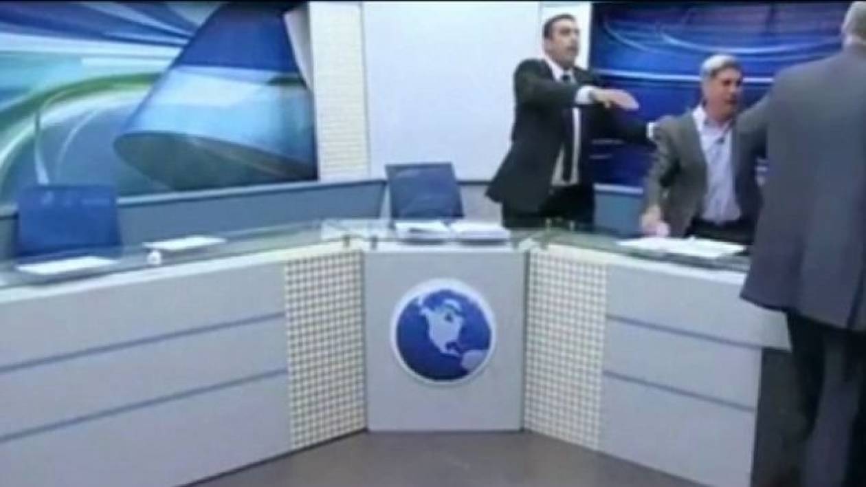 Δημοσιογράφος ρίχνει νερό και μία καρέκλα σε καλεσμένο! (pics+video)