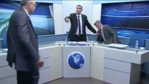 Δημοσιογράφος ρίχνει νερό και μία καρέκλα σε καλεσμένο! (pics+video)