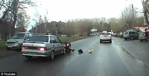Θαύμα: Τη χτύπησε αυτοκίνητο και σηκώθηκε! (pics+video)