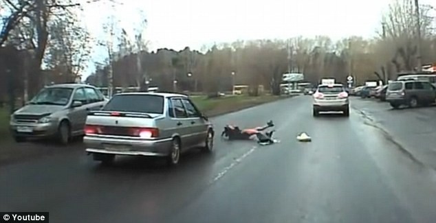 Θαύμα: Τη χτύπησε αυτοκίνητο και σηκώθηκε! (pics+video)