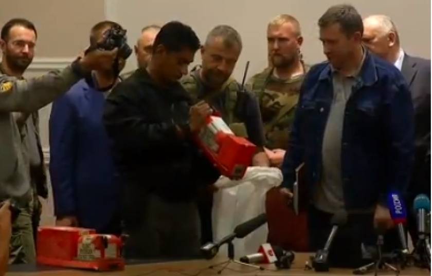 MH17: 'black boxes' handed over to Malaysian experts