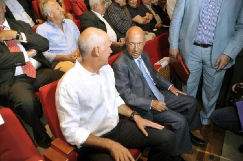 Simitis against Papandreou on the: "there is money"