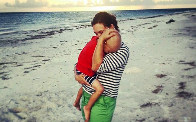 Σπαρακτικό: Μητέρα αγκαλιάζει τρυφερά τον 3χρονο γιο της με καρκίνο