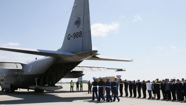 Boeing 777: Έφτασαν οι πρώτοι σωροί θυμάτων στην Ολλανδία (pics+ videos)