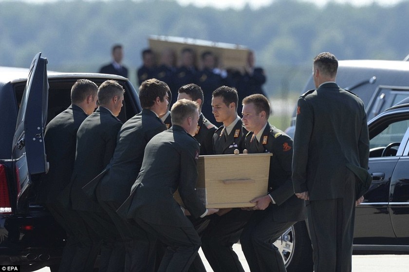 Θρηνεί ολόκληρη η Ολλανδία για τα θύματα της πτήσης MH17 (pics+video)