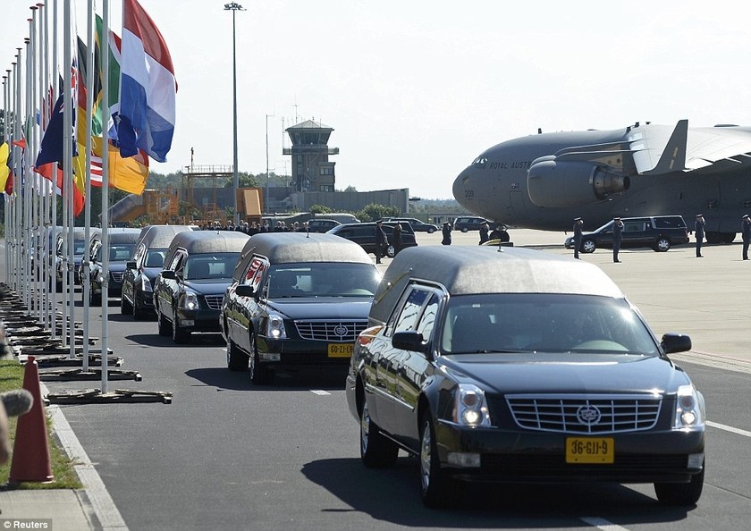 Θρηνεί ολόκληρη η Ολλανδία για τα θύματα της πτήσης MH17 (pics+video)