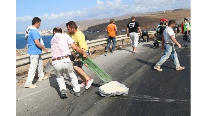 Κρήτη: Ντελαπάρισε νταλίκα και «προσγειώθηκε» σε ΙΧ (pics)