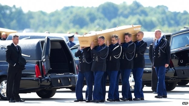 MH17: 74 ακόμα σοροί θυμάτων έφτασαν στην Ολλανδία (pics)