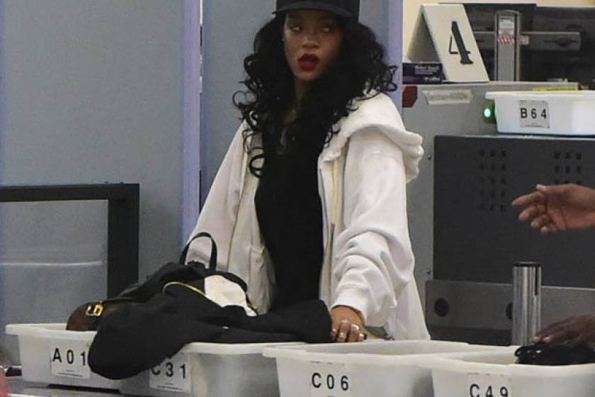 Εκνευρίστηκε η Rihanna γιατί πέρασε από... έλεγχο! (pics)