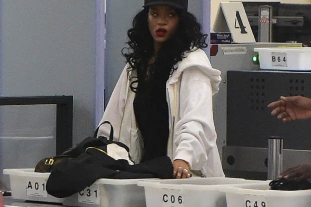 Εκνευρίστηκε η Rihanna γιατί πέρασε από... έλεγχο! (pics)