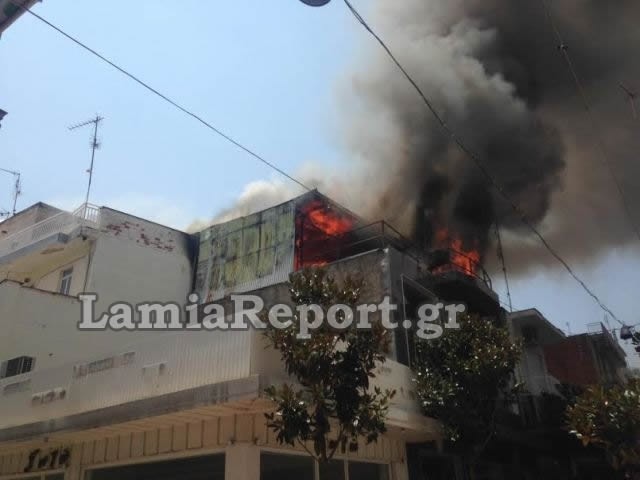 Συναγερμός στη Λαμία - Φωτιά στο κέντρο της πόλης (pics)