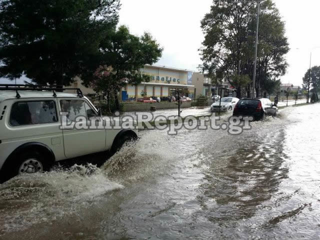 Λαμία: Πλημμύρισε η λεωφόρος Καλυβίων - Διεκόπη η κυκλοφορία