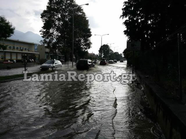 Λαμία: Πλημμύρισε η λεωφόρος Καλυβίων - Διεκόπη η κυκλοφορία