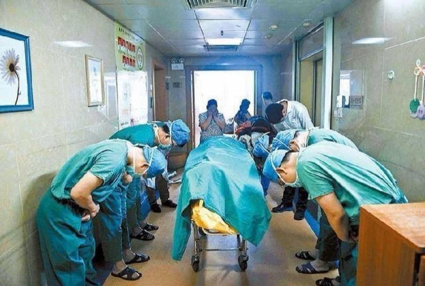 Doctors bowed to an 11 year old boy shortly after his decision of ... (pic)