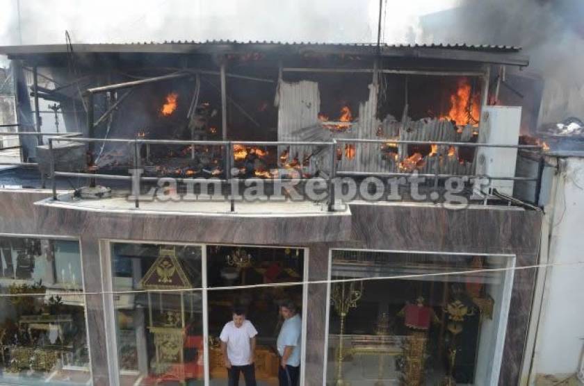 Λαμία: Πυρκαγιά σε κατάστημα σκόρπισε τον πανικό στο κέντρο της πόλης (pics&vid)