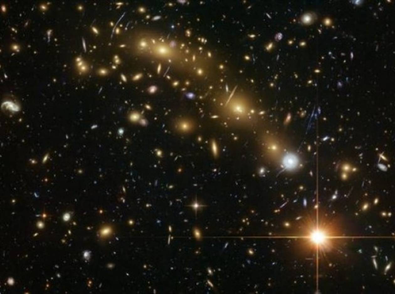 Χαρτογραφώντας ένα από τα πιο μακρινά γαλαξιακά σμήνη
