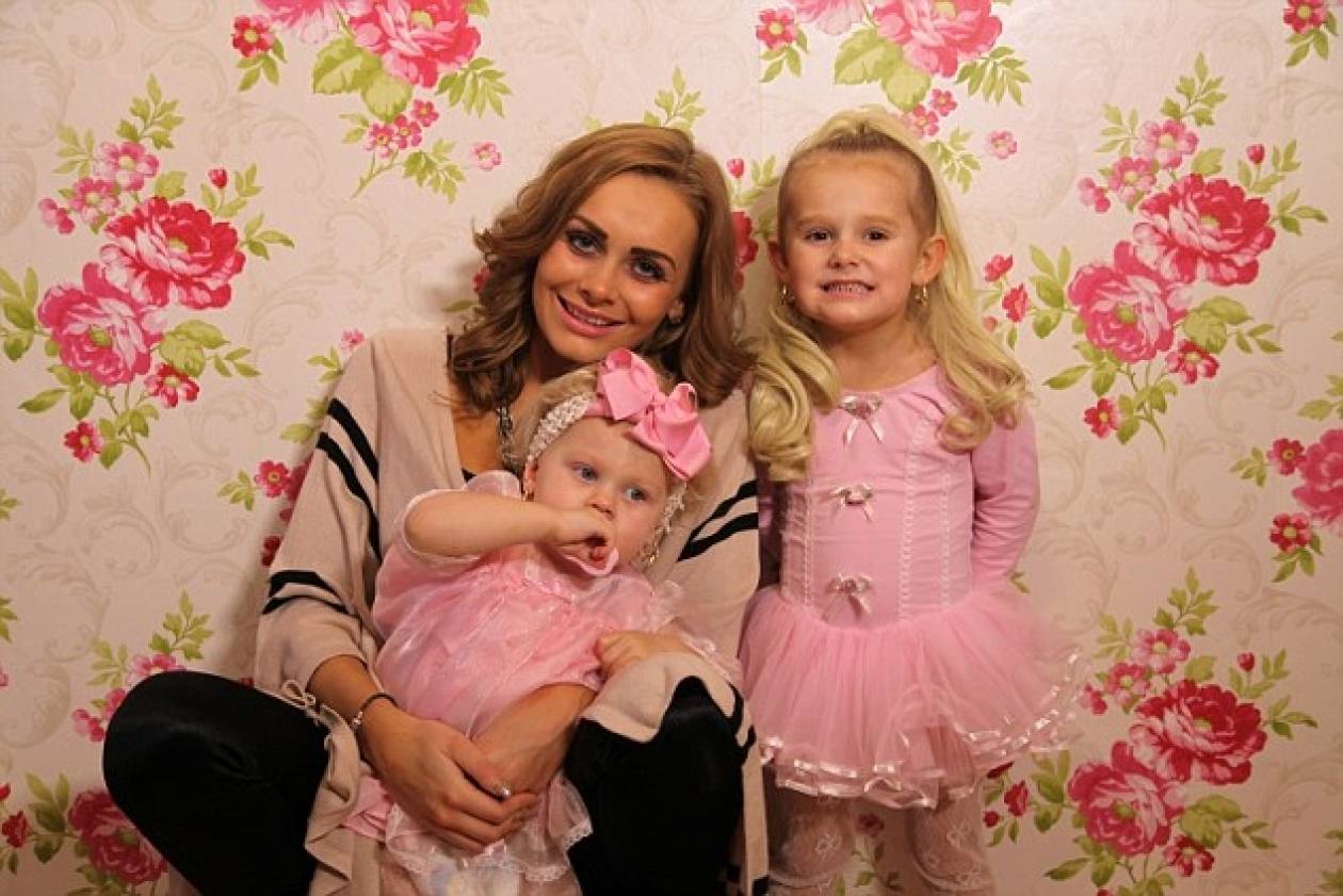 «Μητέρα» μετατρέπει τα παιδιά της σε Barbie! (pics+video)