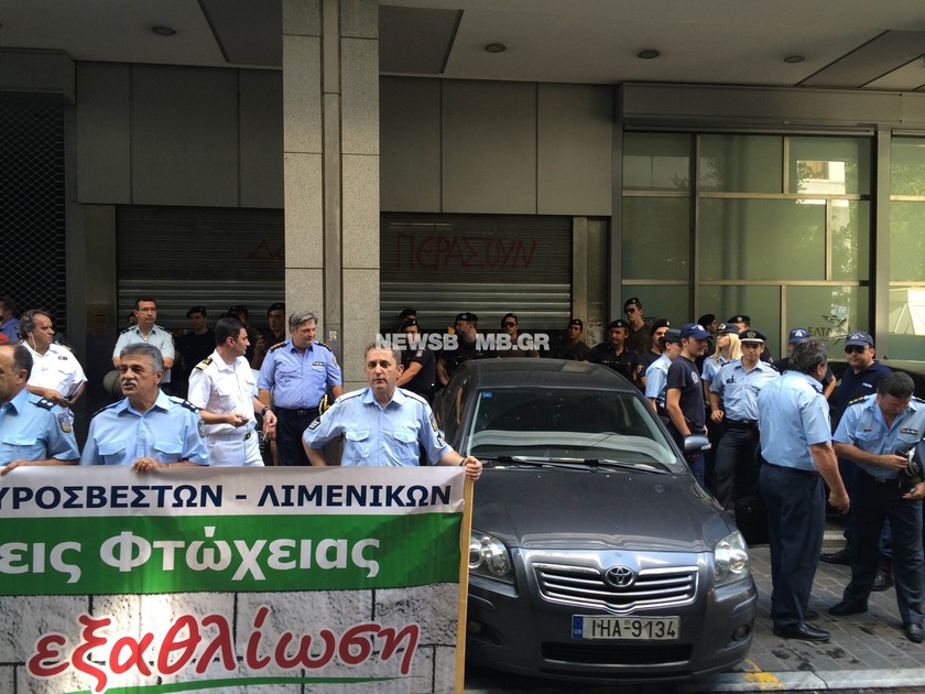 ΦΩΤΟΡΕΠΟΡΤΑΖ: Στο υπουργείο Οικονομικών οι αστυνομικοί