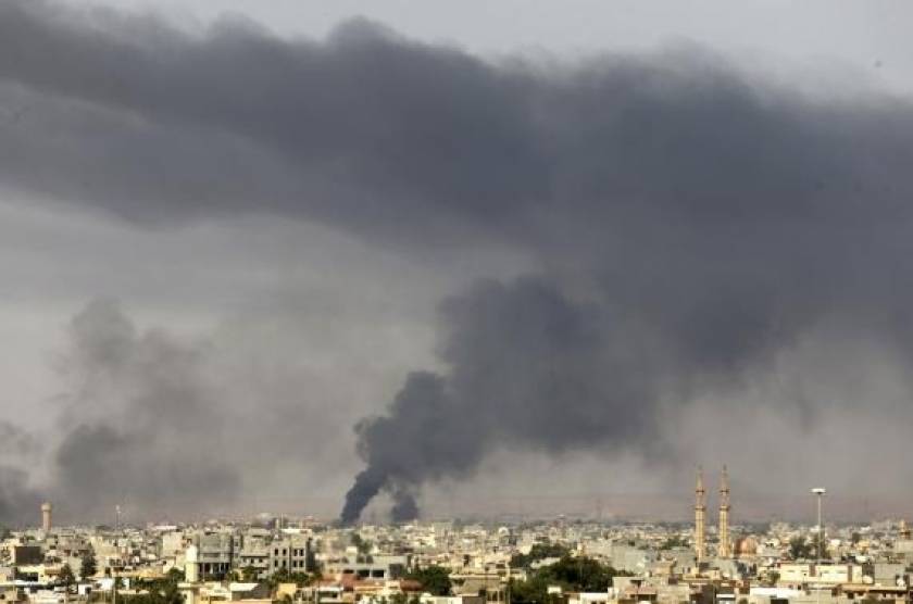 Λιβύη: Δεξαμενές καυσίμων φλέγονται κοντά στο αεροδρόμιο της Τρίπολης