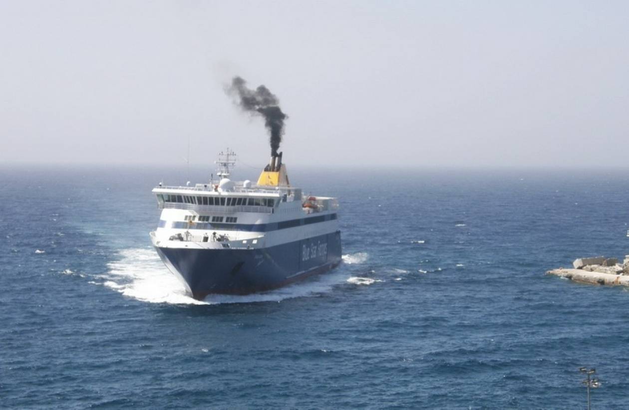 Τήνος: Καθυστέρηση στον απόπλου επιβατικού πλοίου λόγω… πρόσκρουσης