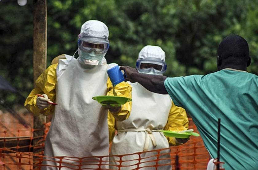 Πέθανε ο αρχίατρος που προσβλήθηκε από Έμπολα σώζοντας ασθενείς