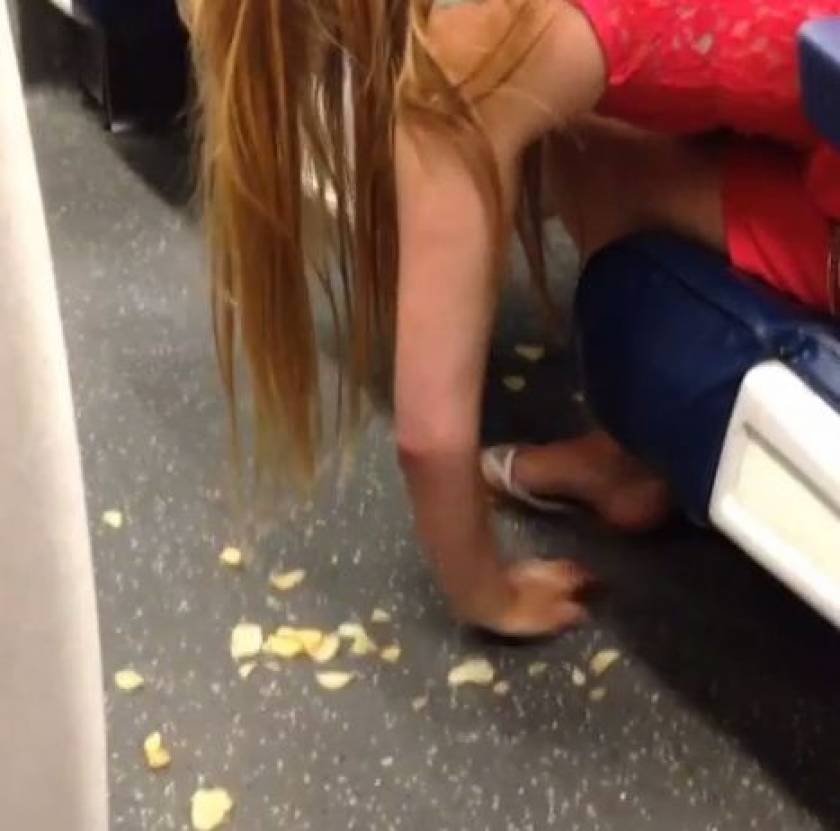 Μεθυσμένη γυναίκα τρώει πατατάκια από το πάτωμα του τρένου (βίντεο)