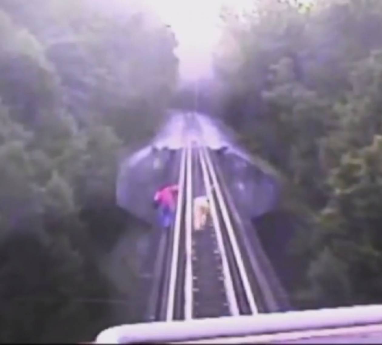 Τρομερό βίντεο: Τις πάτησε το τρένο αλλά δεν...