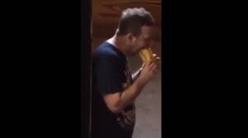 Μεθυσμένος τρώει ένα... κουτί από φελιζόλ! (βίντεο)
