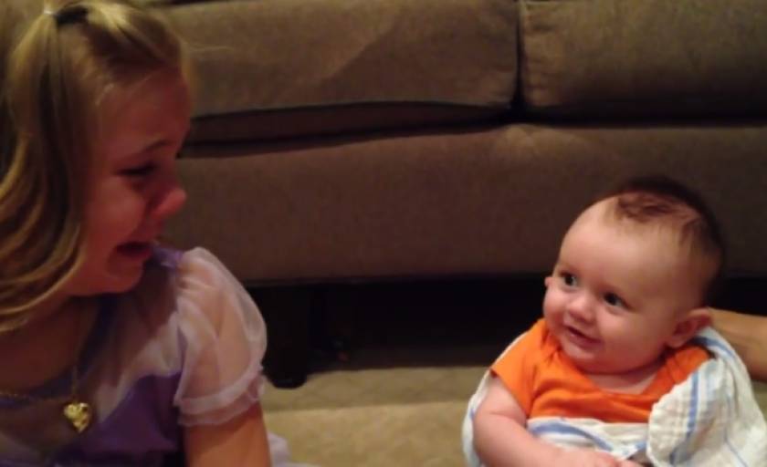 Επικό βίντεο: Καταρρέει όταν μαθαίνει ότι ο αδερφός της θα... (βίντεο)
