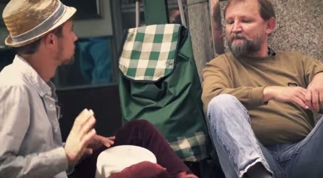 Όταν φοιτητής βοηθάει άστεγο- Το πιο συγκινητικό βίντεο... (pics+video)