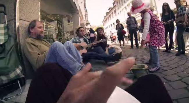 Όταν φοιτητής βοηθάει άστεγο- Το πιο συγκινητικό βίντεο... (pics+video)