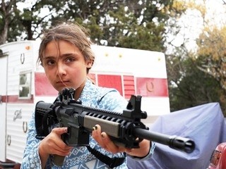 Σοκ: Ντοκιμαντέρ δείχνει πώς μαθαίνουν τα παιδιά να πυροβολούν! (pics+video)