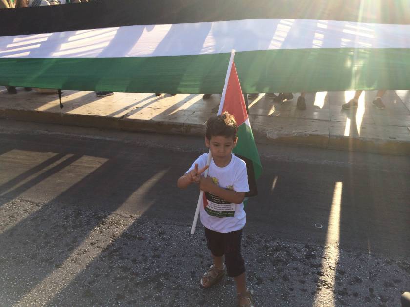 O μικρός Παλαιστίνιος στέλνει μήνυμα νίκης σε όλο τον κόσμο