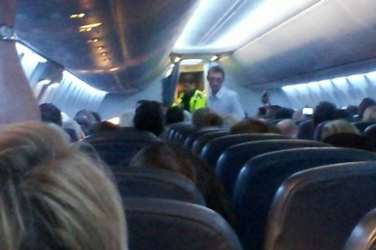 Μεθυσμένη επιβάτης χτυπά πιλότο με το προσθετικό πόδι της! (pics)
