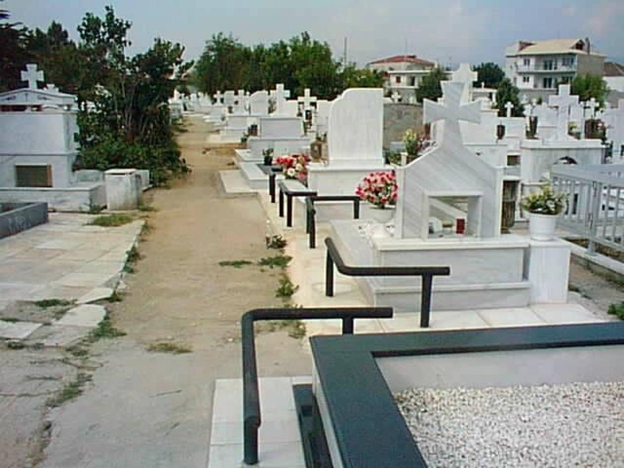 Κρήτη: Έκλεβε γλάστρες από τάφους