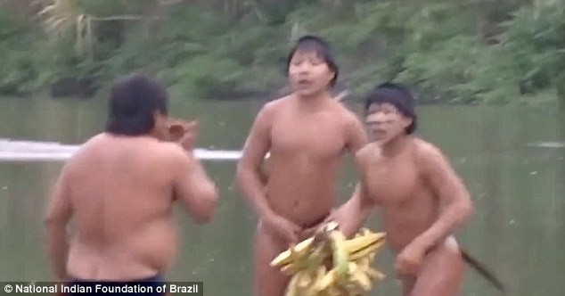 Ιθαγενείς του Αμαζονίου έρχονται σε επαφή με τον πολιτισμό! (pics+video)
