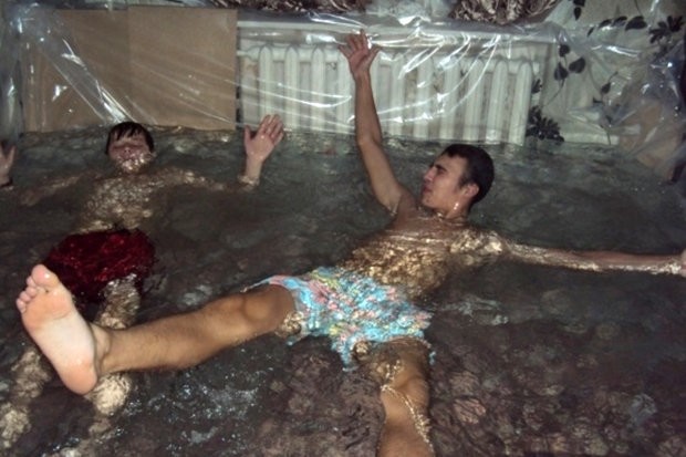Έκαναν το σαλόνι τους... εσωτερική πισίνα! (pics)