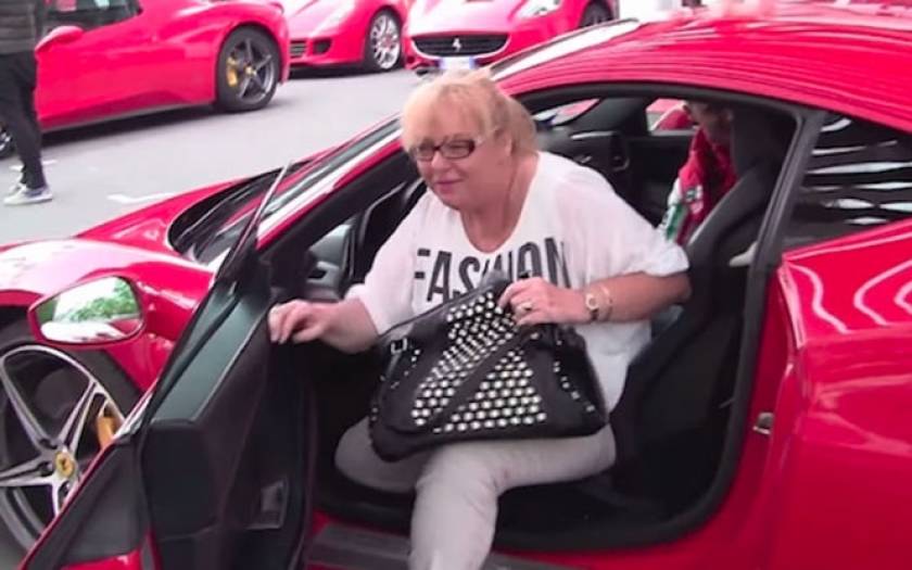 Βίντεο: Έδωσε τη Ferrari του στη μαμά του κι εκείνη το γκάζωσε