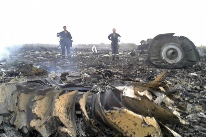Μαλαισία αεροπλάνο: Πυρά έδιωξαν εμπειρογνώμονες από σημείο της συντριβής