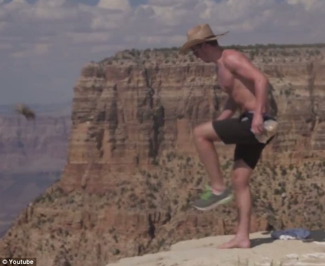 Γάλλος κλοτσά σκιουράκι σε γκρεμό του Grand Canyon! (video+photos)