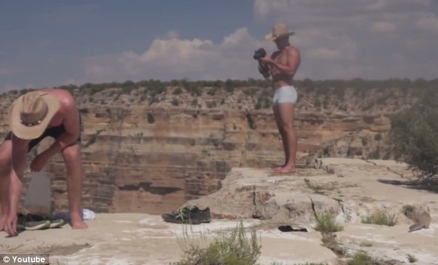 Γάλλος κλοτσά σκιουράκι σε γκρεμό του Grand Canyon! (video+photos)